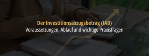 Person arbeitet am Laptop mit Taschenrechner und Unterlagen; eingeblendeter Text erklärt den Investitionsabzugsbetrag (IAB) sowie Voraussetzungen, Ablauf und Praxisfragen