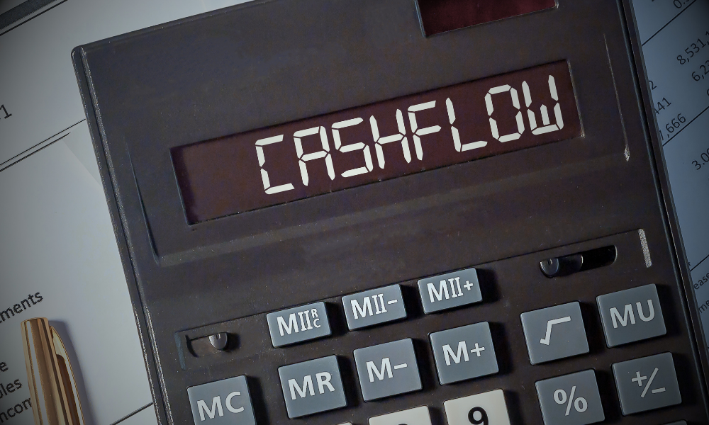 Taschenrechner mit der Anzeige „Cashflow“ liegt auf Finanzunterlagen und verdeutlicht das Thema „Gewinn ist nicht gleich Liquidität“