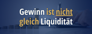 Headerbild mit dem Text „Gewinn ist nicht gleich Liquidität“ vor einem dunklen Hintergrund mit Münzstapeln und einer Person am Taschenrechner, das den Unterschied zwischen buchhalterischem Gewinn und tatsächlicher Zahlungsfähigkeit verdeutlicht