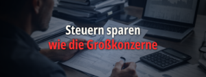 Person prüft Steuerunterlagen an einem Schreibtisch mit Taschenrechner, Laptop und Finanzdokumenten; eingeblendeter Text lautet „Steuern sparen wie die Großkonzerne“ und verweist auf Steueroptimierung für Unternehmer