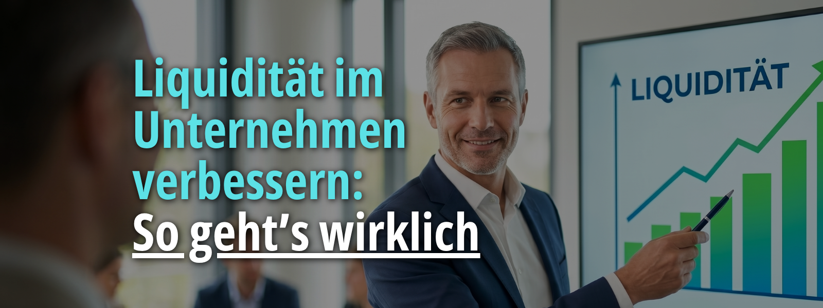 Geschäftsmann zeigt auf ein Diagramm mit steigender Kurve und dem Wort „Liquidität“; eingeblendeter Text lautet „Liquidität im Unternehmen verbessern: So geht’s wirklich“