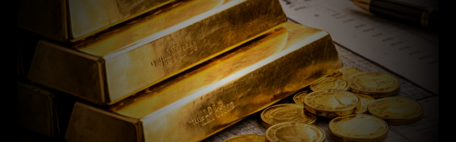 Goldbarren und Münzen liegen auf Finanzunterlagen neben einem Stift und symbolisieren Vermögensaufbau und private Altersvorsorge für Unternehmer und Freiberufler