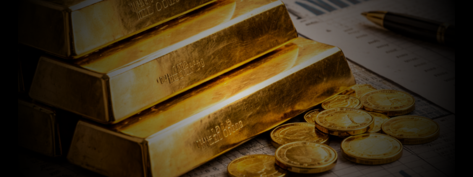 Goldbarren und Münzen liegen auf Finanzunterlagen neben einem Stift und symbolisieren Vermögensaufbau und private Altersvorsorge für Unternehmer und Freiberufler