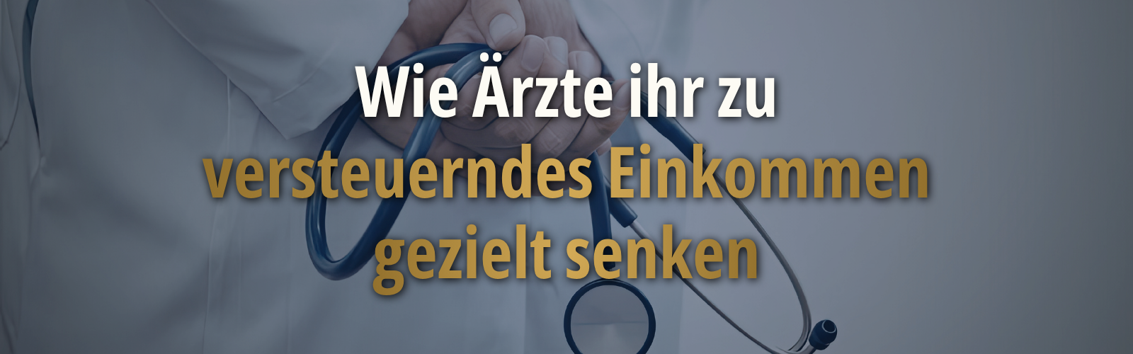 Arzt im weißen Kittel hält ein Stethoskop; eingeblendeter Text lautet „Wie Ärzte ihr zu versteuerndes Einkommen gezielt senken“ und verweist auf steuerliche Gestaltungsmöglichkeiten zur Senkung des zu versteuernden Einkommens